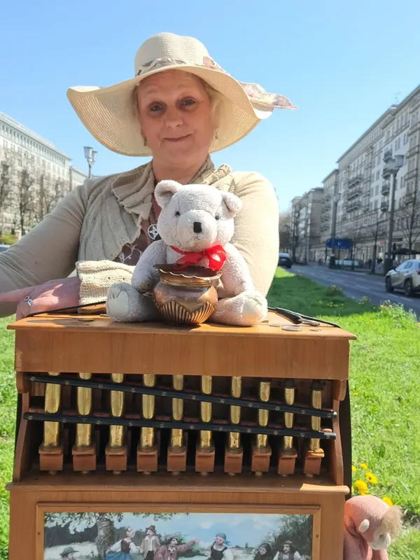 anja am leierkasten